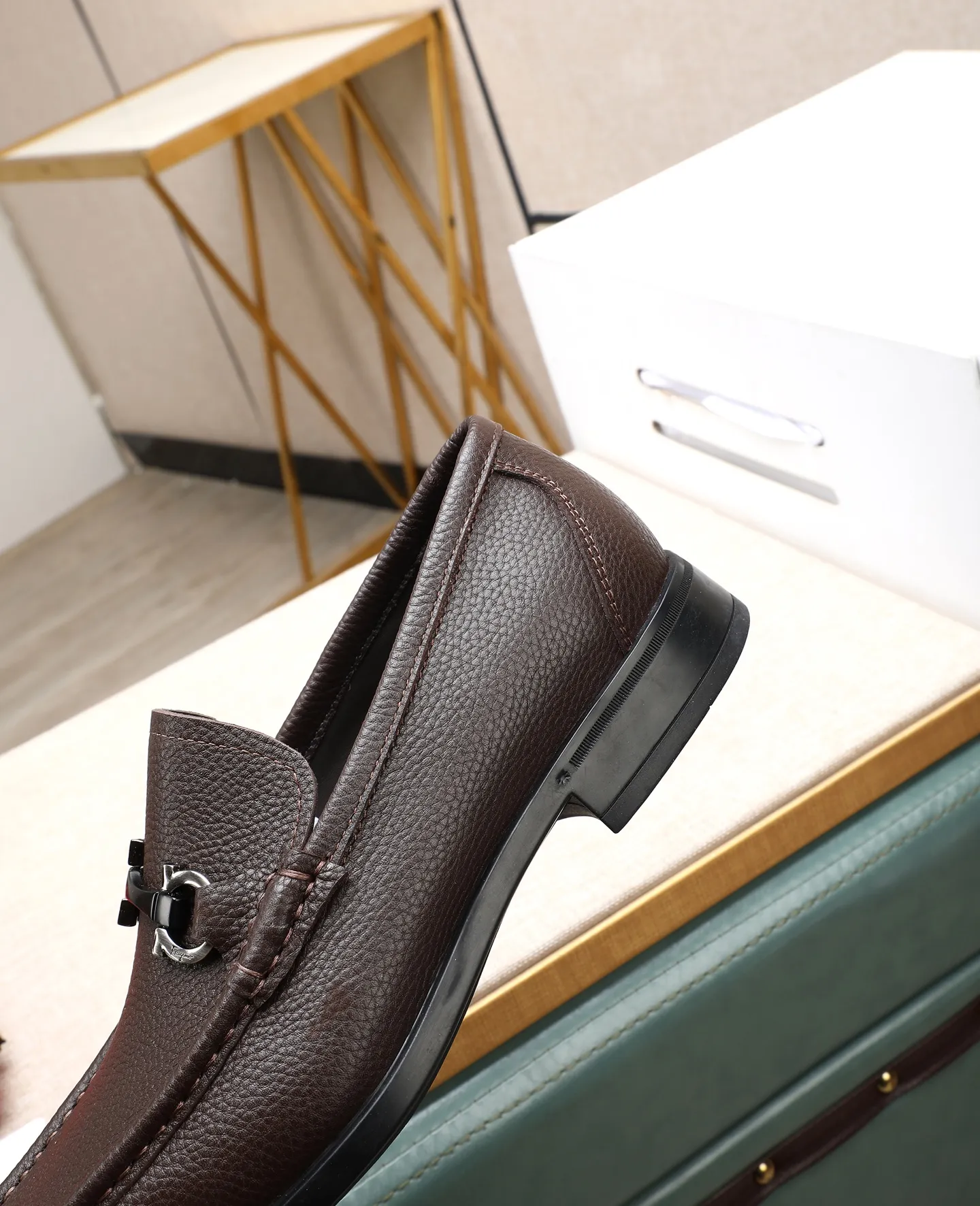 Men's clothing and shoes 💰700📛📛High-end goods! Salvatore Ferragamo is the world's top luxury footwear brand. It comes from Italy, the kingdom of fashion. It is famous all over the world for its traditional handmade design and novel styles... 🚶🏻🚶🏻 Top-quality suit shoes are sold simultaneously at the counter. This style is purely handmade. The fabric is imported Italian calfskin➕soft water-dyed cowhide lining. Specially available with original deep rubber outsole🌀🌀Size: 38➖44